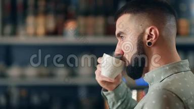 面反光的家伙在餐饮店享受香茶.. 近距离拍摄4k红色相机